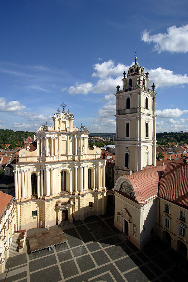 Innenhof des Campus der Universitaet von Vilnius mit einem Blick auf die Johanneskirche, Litauen, Vilnius