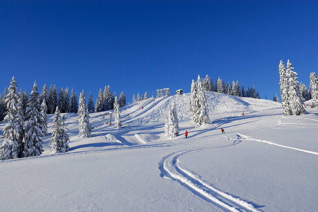 Snow-covered mountain scene in ski resort, Riedberger Horn, ski resort Grasgehrenlifte, Obermaiselstein, Oberstdorf, Allgaeu range, Allgaeu, Swabia, Bavaria, Germany