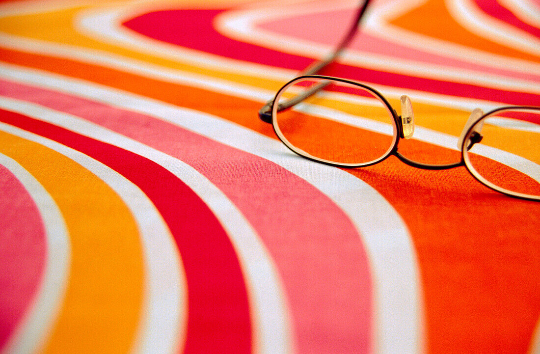  Close up, Close-up, Color, Colour, Concept, Concepts, Eyeglasses, Glasses, Horizontal, Indoor, Indoors, Inside, Interior, Lens, Lenses, Object, Objects, One, One item, Optics, Shape, Shapes, Spectacles, Still life, Still lifes, Still lives, Surface, Surf