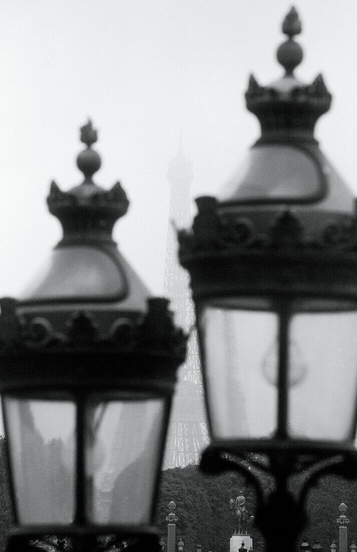  B&W, Black-and-White, Cities, City, Close up, Close-up, Concept, Concepts, Daytime, Detail, Details, Europe, Exterior, France, Monochromatic, Monochrome, Outdoor, Outdoors, Outside, Pair, Paris, Street lamp, Street lamps, Turned off, Two, Urban, Vertical