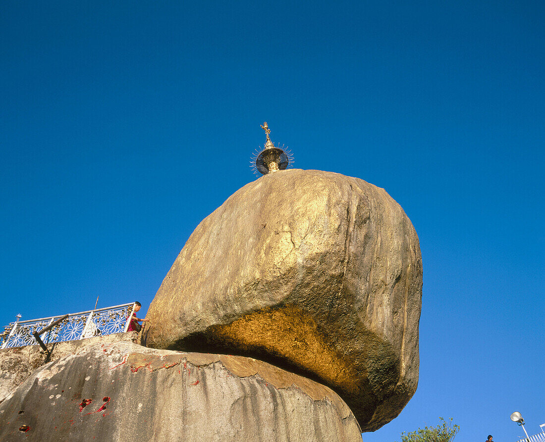 Kyaik-tiyo pagoda (The Golden Rock). Myanmer (Burma)