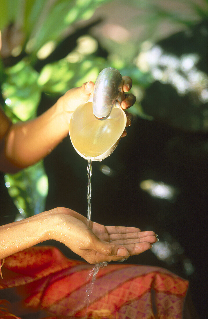 Frau hält eine Muschel in einem Spa. Insel Koh Samui. Thailand