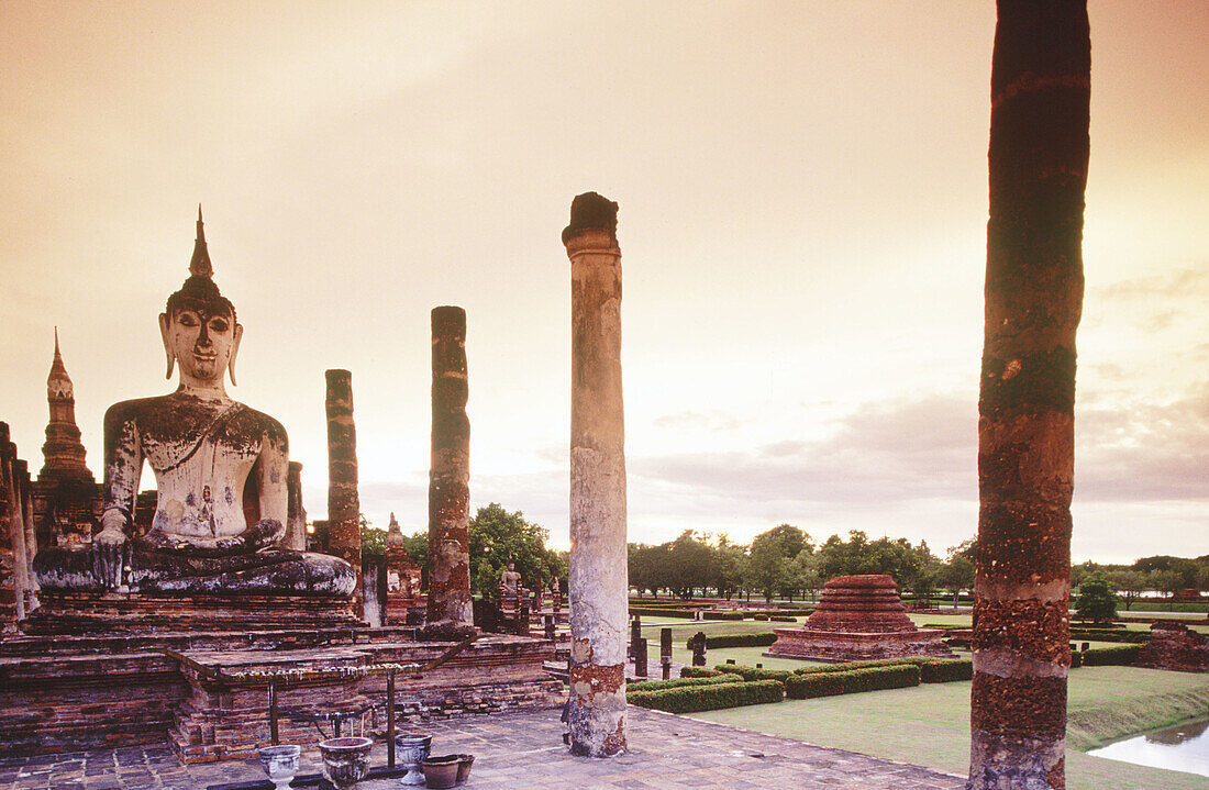 Buddha. Wat Mahathat. Sukhotai. Thailand