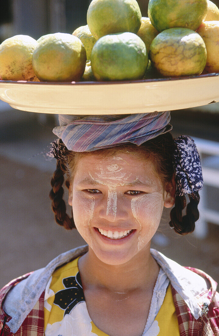 Girl portrait. Kyaik-Tiyo Pagoda (The Golden Rock). Kyaikto. Myanmar (Burma).