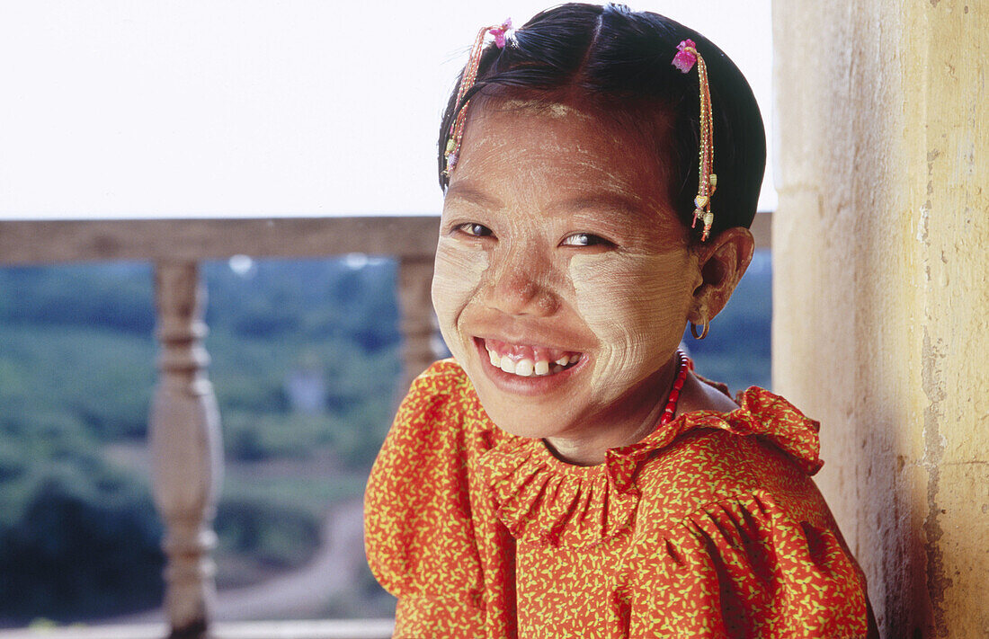 Woman portrait. Inwa (Ava). Mandalay. Myanmar (Burma).