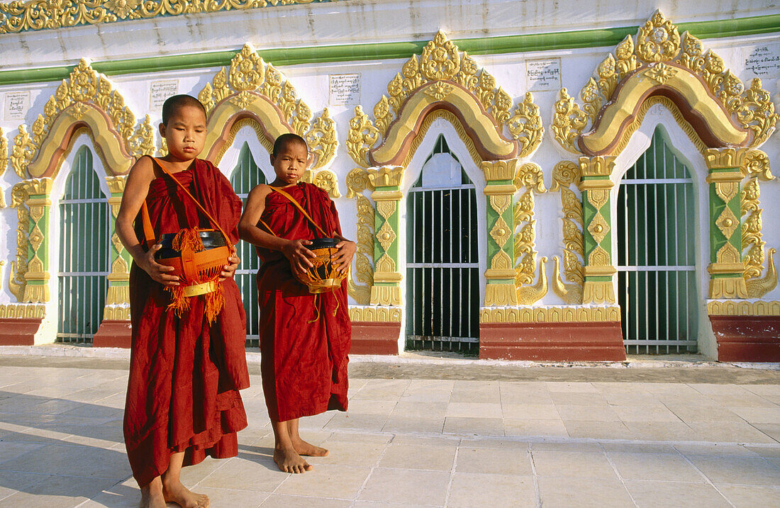 Novice monks at U-Min Thonze Pagoda. Sagaing. Mandalay. Myanmar (Burma).