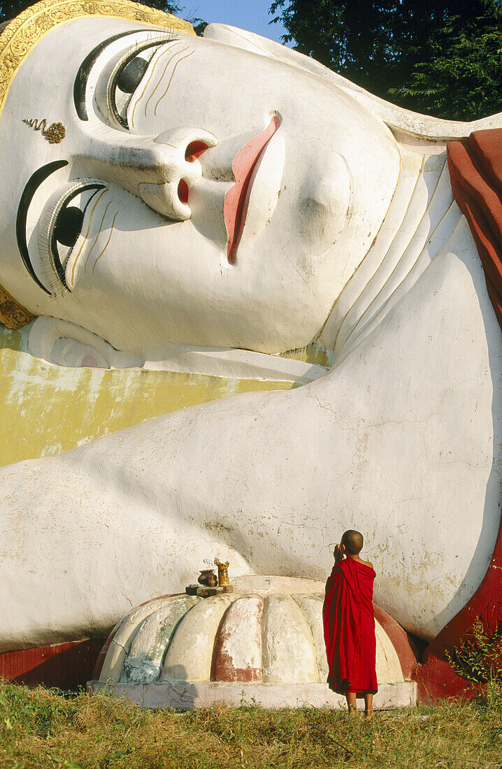 Novice monk praying to Buddha. Amarapura. Mandalay. Myanmar (Burma).