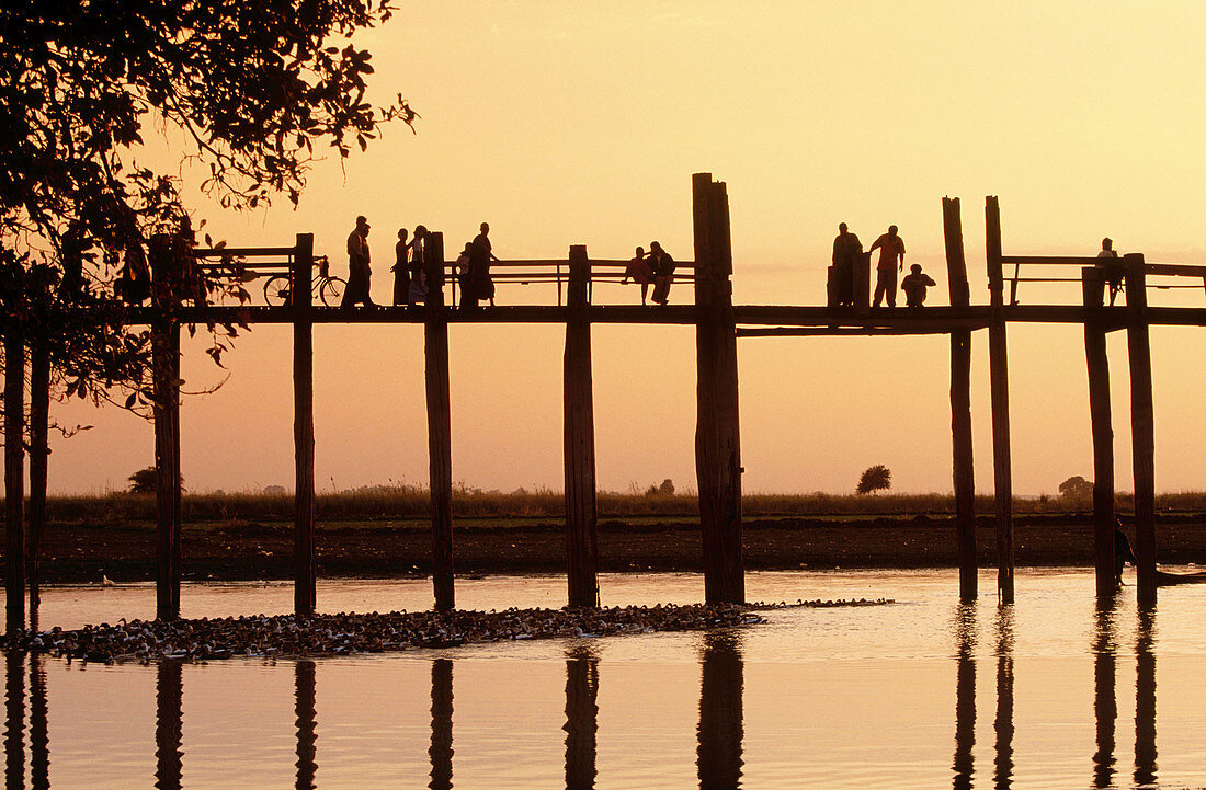 Sunset. U-Bein Bridge, on Lake Taungthaman. Mandalay. Myanmar (Burma).