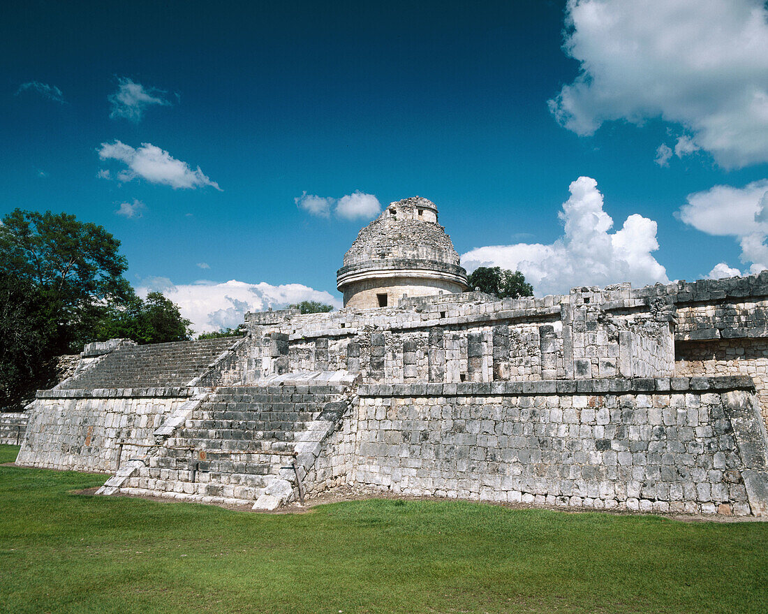 El Caracol (the Snail) observatory, Mayan ruins of Chichén Itzá. Yucatán, Mexico