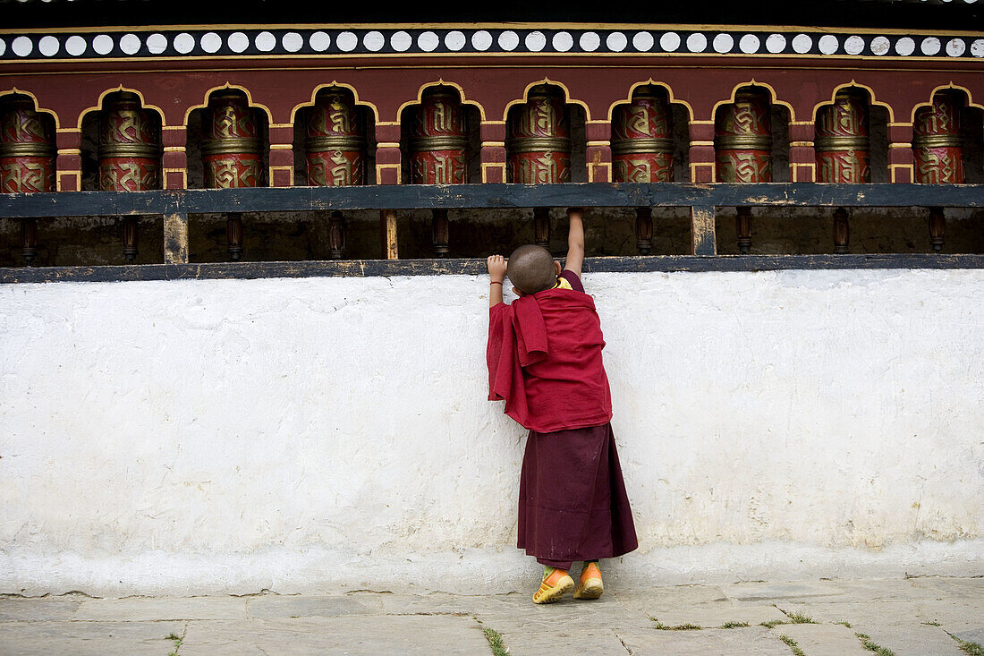 Bhutan. Buthang Valley. Jankar. Tashing Goemba Monastery. Buddhist monk.