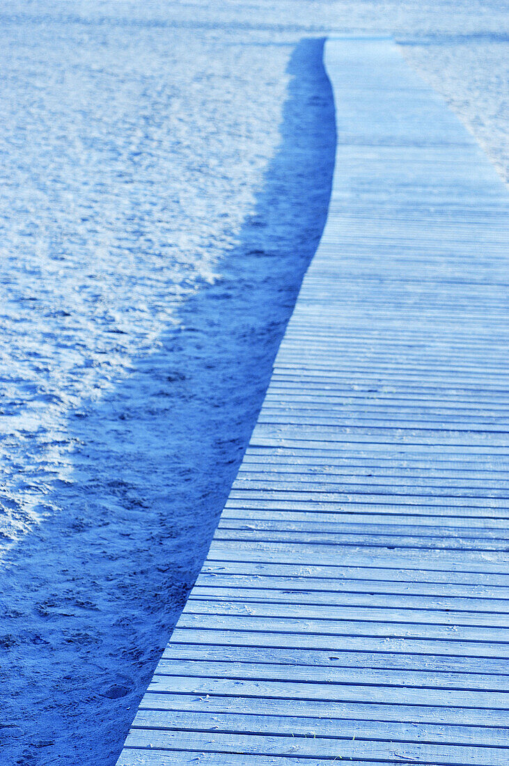  Aussen, Außen, Blau, Detail, Details, Farbe, Holz, Hölzern, Holzsteg, Holzstege, Konzept, Konzepte, Lang, Niemand, Perspektive, Richtung, Sand, Schatten, Steg, Stege, Strand, Strände, Tageszeit, Vertikal, G85-262800, agefotostock 