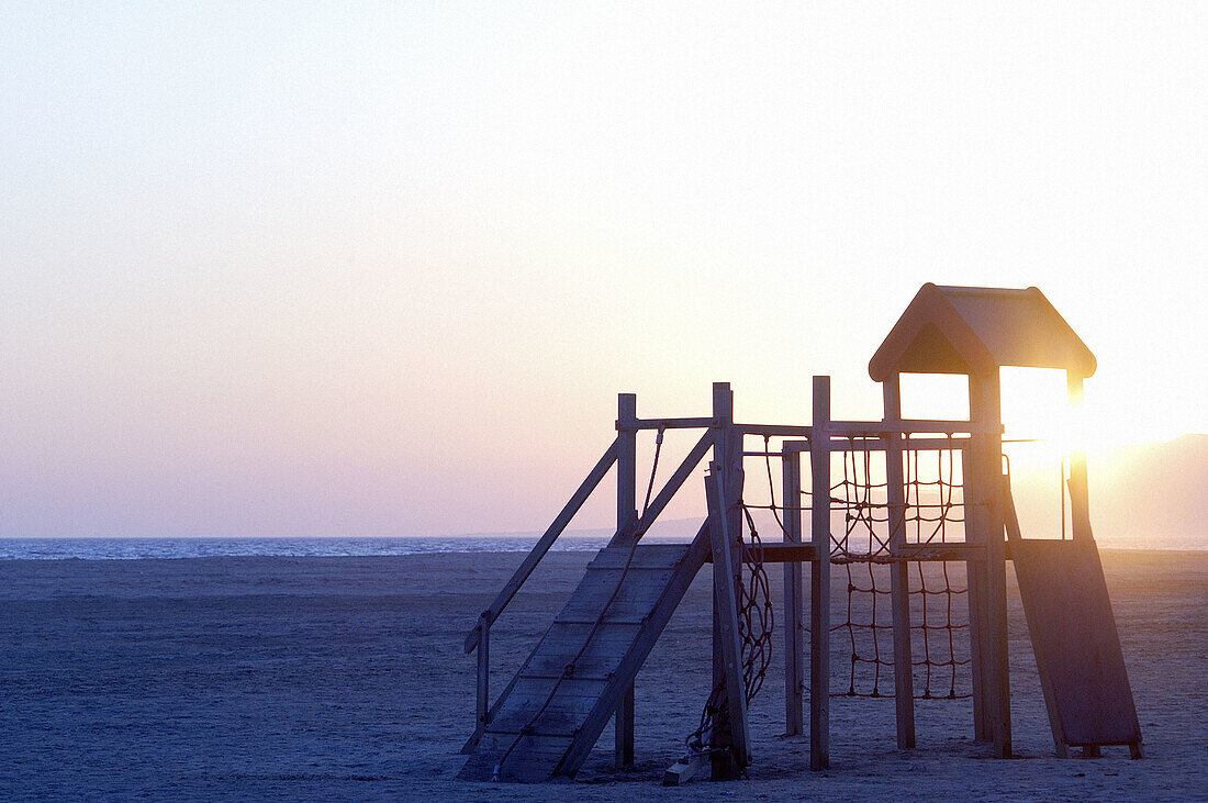  Aussen, Draussen, Farbe, Ferien, Freizeit, Hintergrundbeleuchtung, Horizontal, Kindheit, Küste, Licht, Meer, Menschenleer, Niemand, Rücklicht, Ruhe, Sonne, Sonnenaufgang, Sonnenaufgänge, Sonnenlicht, Spielplatz, Spielplätze, Strand, Strände, Tageszeit, U