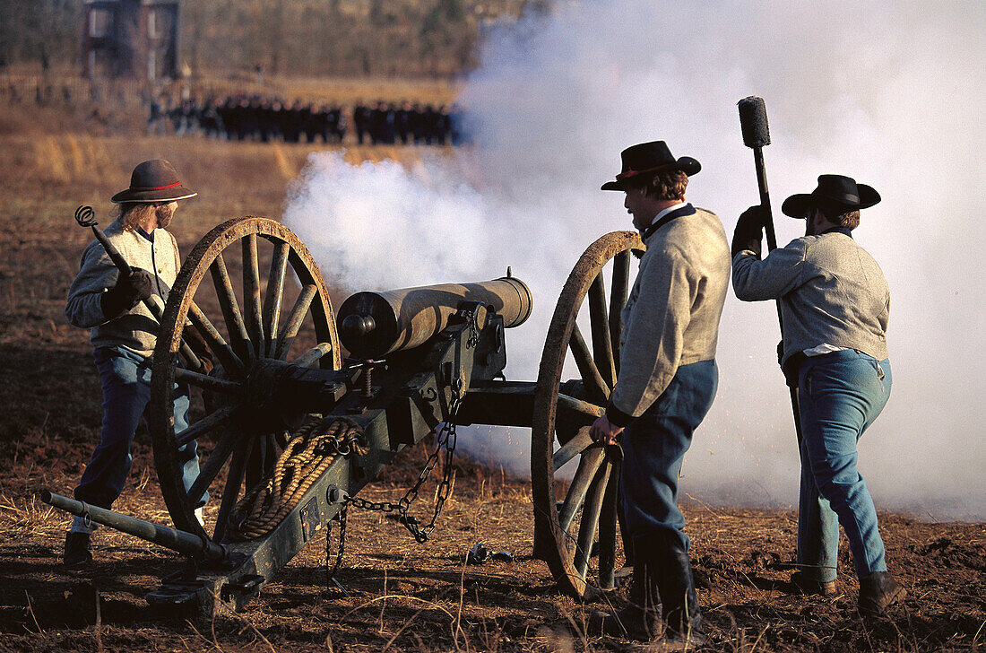 Confederate artillery battery fires during a reenactment of the Battle of Stones River, near Stones River National Battlefield. Murfreesboro. Tennessee. USA