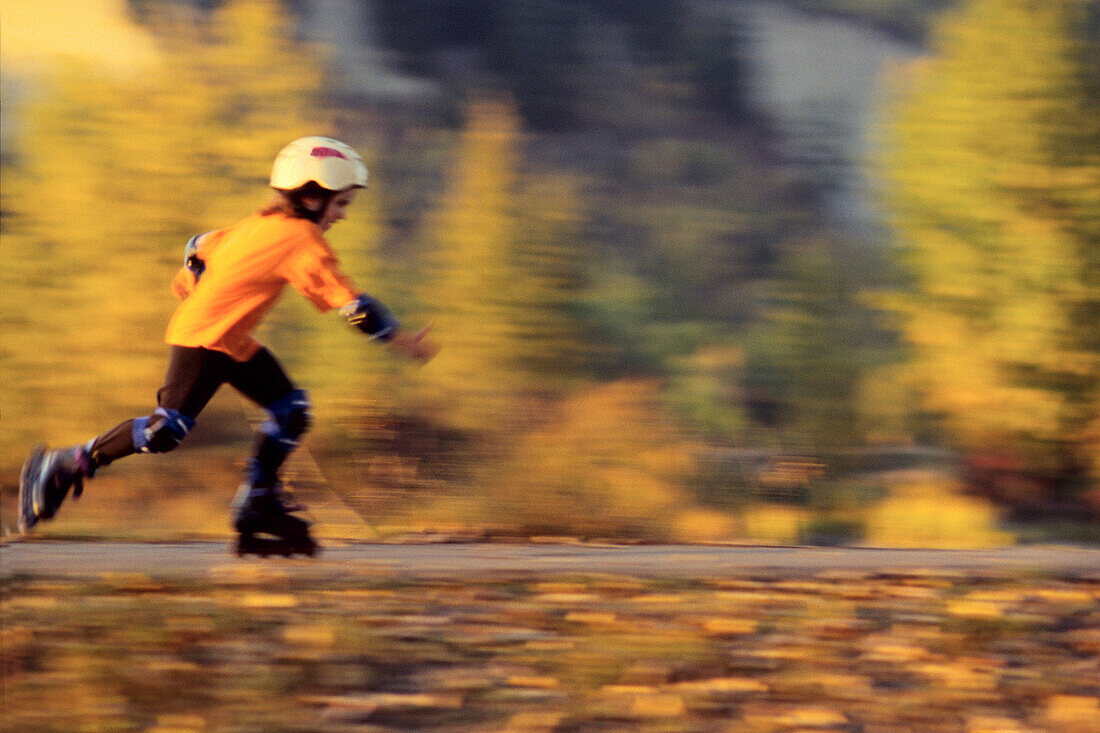  Aktivität, Außen, Bewegung, Eine Person, Eins, Einzeln, einzig, Erholen, Erholung, Farbe, Freizeit, Geschwindigkeit, Horizontal, In-line Skating, Inline, Junge, Jungen, Kind, Kind (nur), Kinder, Kindheit, Männlich, Mensch, Menschen, Profil, Profile, Roll