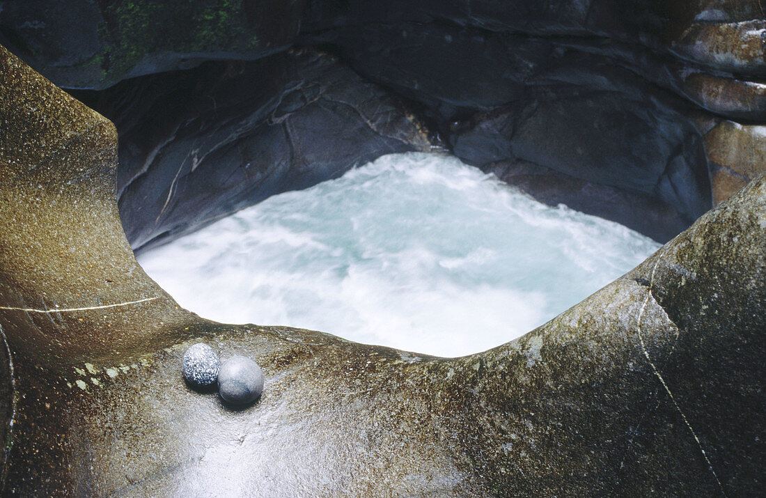 Spherical boulders. The Chasm, Cleddau river. Fiordland National Park. New Zealand.
