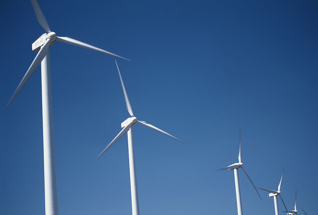  Aussen, Außen, Bewegung, Blau, Blauer Himmel, Energie, Erneuerbare Energien, Farbe, Himmel, Horizontal, Industrie, Industriell, Kraft, Tageszeit, Umwelt, Wind, Windfarm, Windfarmen, Windkraft, Windpark, Windparks, Windturbine, Windturbinen, J44-314751, a