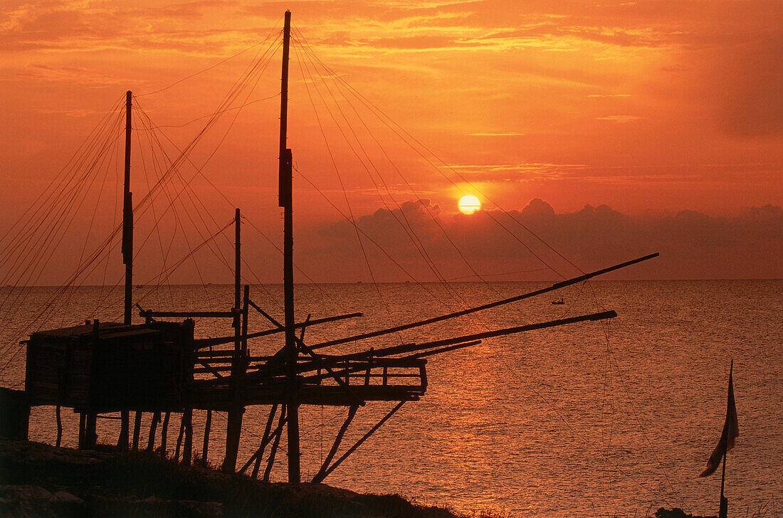 Fischernetz Gestänge im Sonnenaufgang in Trabucco, Punta Lunga bei Vieste, Gargano, Apulien, Italien
