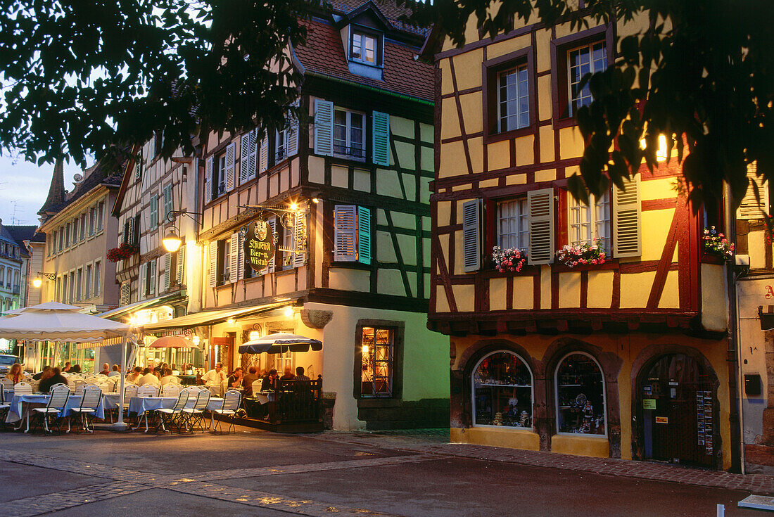 Koifhus Platz mit Fachwerkhäuser, Place de l´Ancienne douane, Colmar, Elsaß, Haut-Rhin, Frankreich