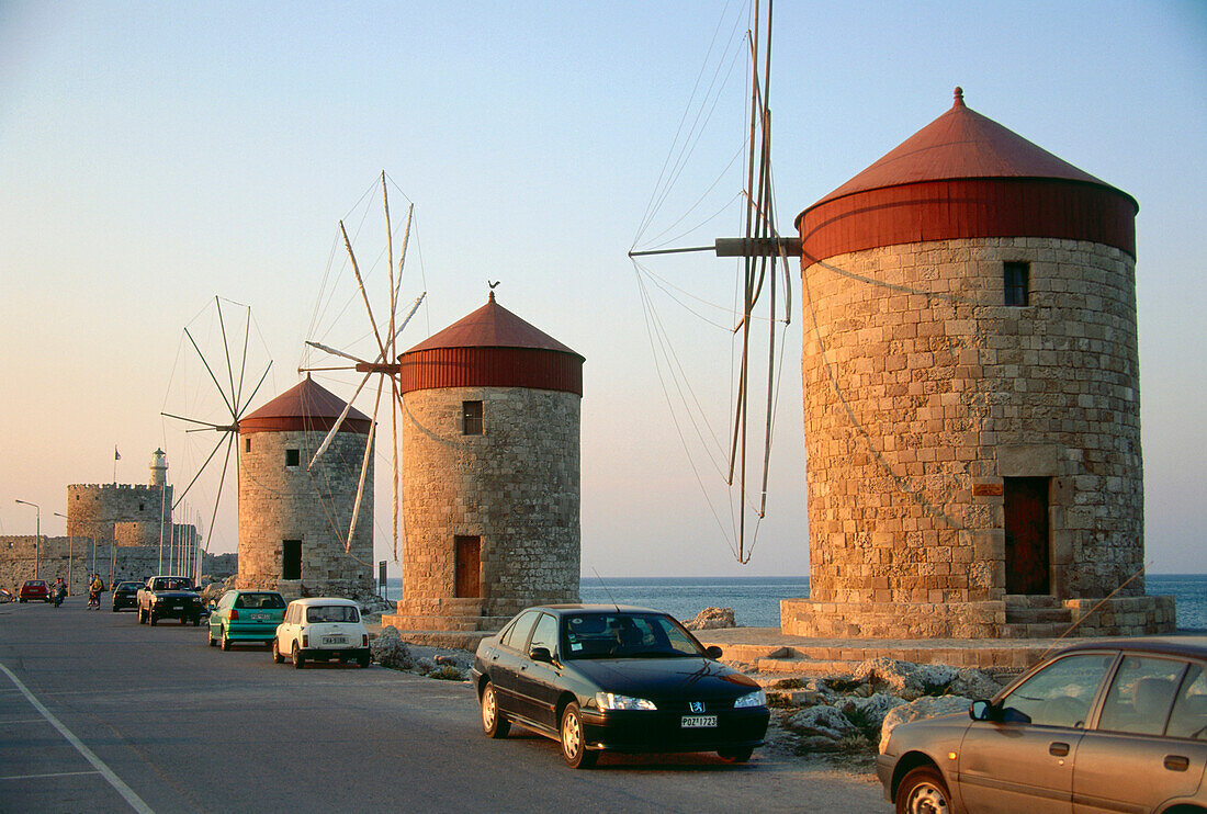 Windmühlen am Mandraki Hafen, Rhodos Stadt, Dodekanes, Ägäis, Griechenland
