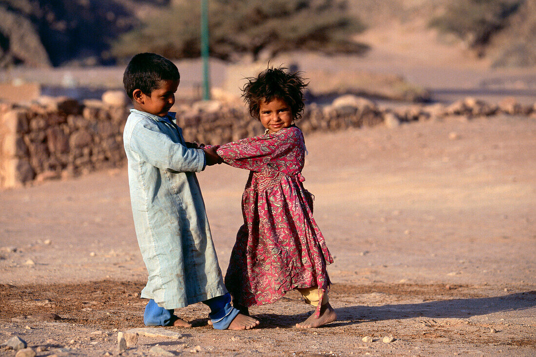 Zwei Beduinen Kinder beim Spielen, Sinai, Ägypten, Afrika