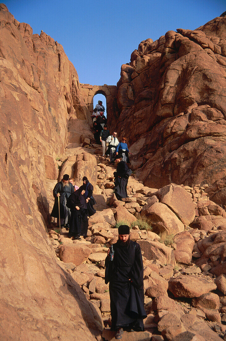Russisch orthodoxe Mönche pilgern auf den Mosesberg Sinai, Ägypten, Afrika