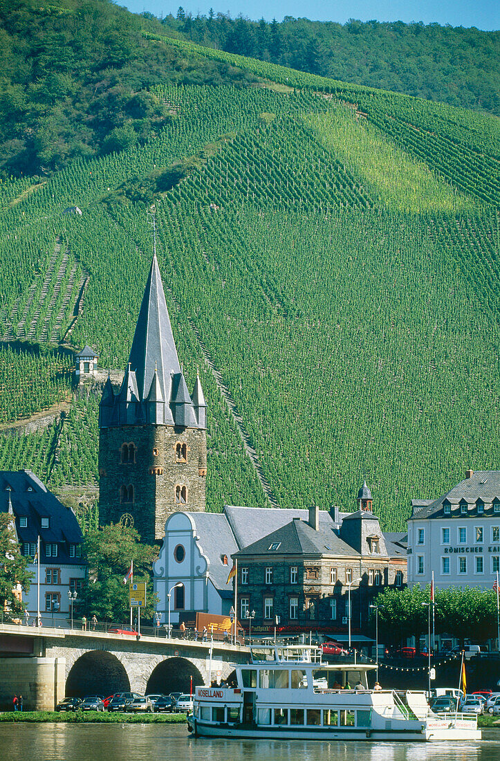 Excursion boat on river Moselle, St. Michael church in background, Bernkastel-Kues, Rhineland-Palatinate, Germany