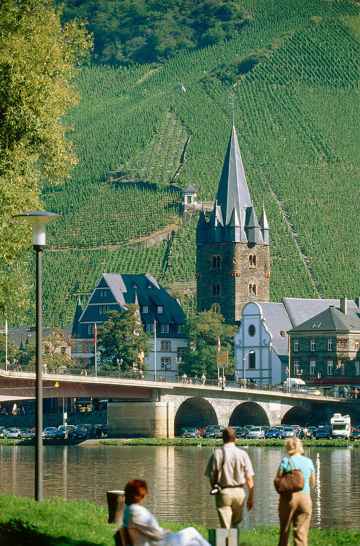 Blick über Mosel auf St. Michael, Bernkastel-Kues, Rheinland-Pfalz, Deutschland