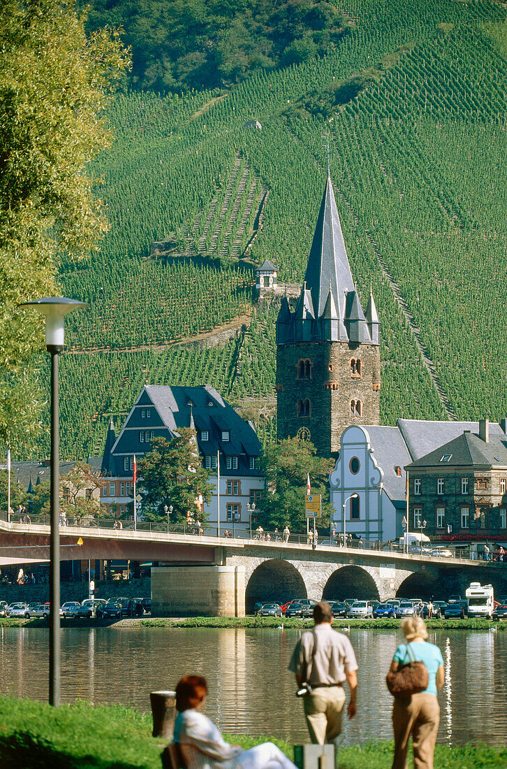 View over river Moselle to St. Michael church, Bernkastel-Kues, Rhineland-Palatinate, Germany