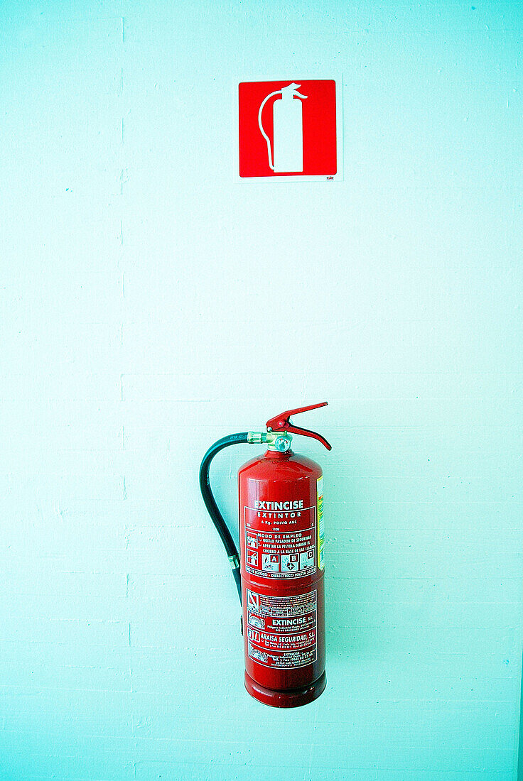  Color, Colour, Concept, Concepts, Fire, Fire extinguisher, Fire extinguishers, Fire prevention, Fire-prevention, Indoor, Indoors, Inside, Interior, Object, Objects, One, Red, Safety, Security, Symbol, Symbols, Thing, Things, Vertical, G96-264305, agefoto