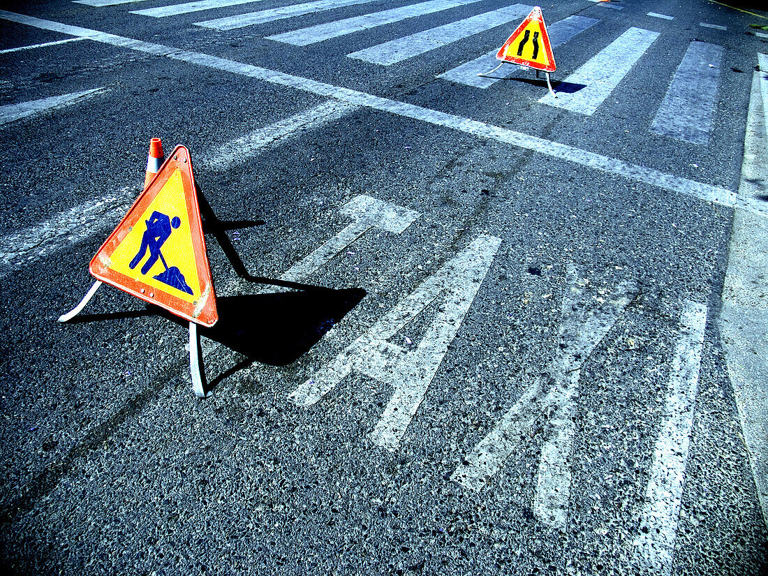  Aussen, Bauarbeiten, Baustelle, Draussen, Farbe, Gefahr, Konzept, Konzepte, Landstraße, Landstraßen, Männer bei der Arbeit, Öffentliche Arbeiten, Öffentliche bauarbeiten, Öffentlicher Personenverkehr, Öffentlicher Transport, provisorisch, Schild, Schilde