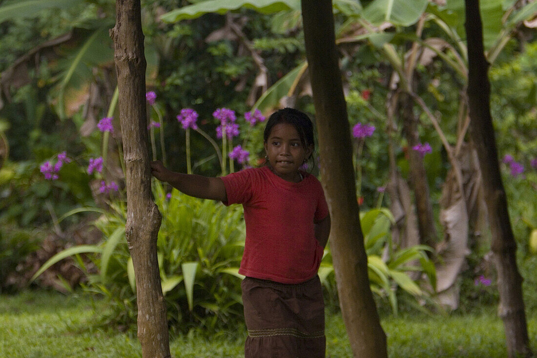 Einheimisches Mädchen im Garten, Pohnpei, Mikronesien, Ozeanien