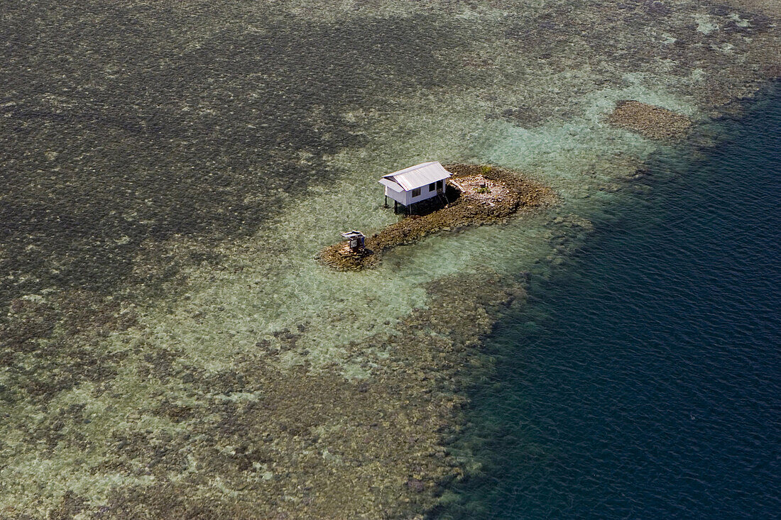 Luftaufnahme einer einsamen Insel mit Haus, Pohnpei, Mikronesien, Ozeanien
