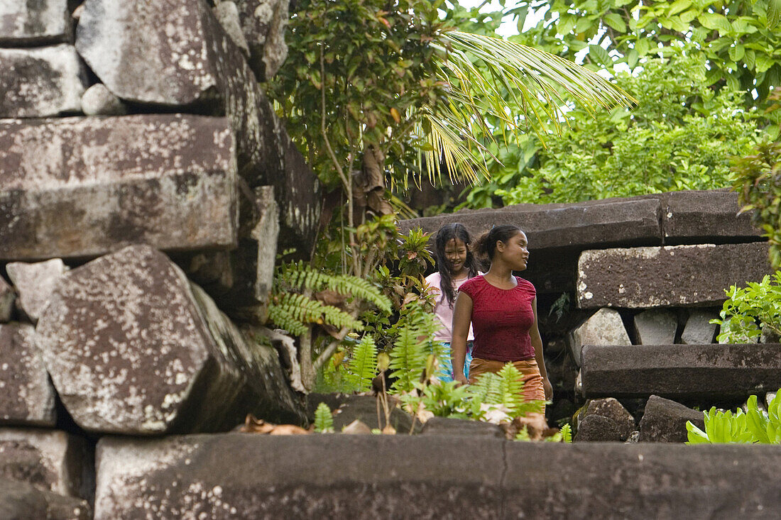 Mädchen in den Ruinen von Nan Madol, Pohnpei, Mikronesien, Ozeanien