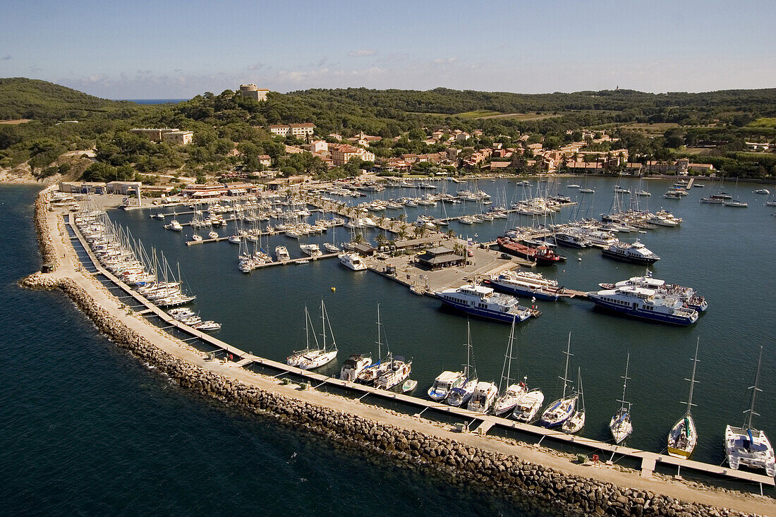 Luftaufnahme von Porquerolles mit Stadt und Booten am Kai, Iles d'Hyeres, Frankreich, Europa