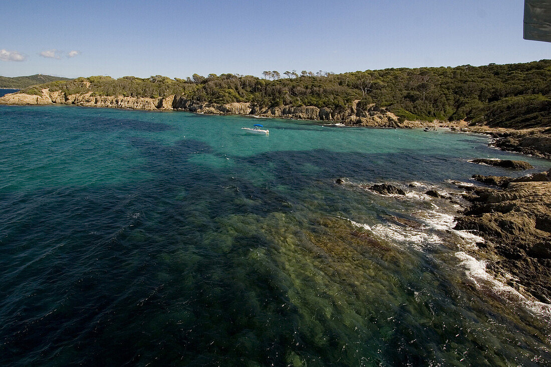 Luftaufnahme einer Bucht auf Porquerolles, Iles d'Hyeres, Frankreich, Europa