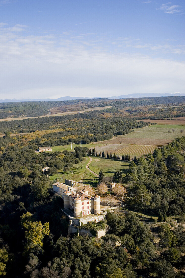 Luftaufnahme vom Schloß Château Rousset im Herbst, Südfrankreich, Frankreich, Europa