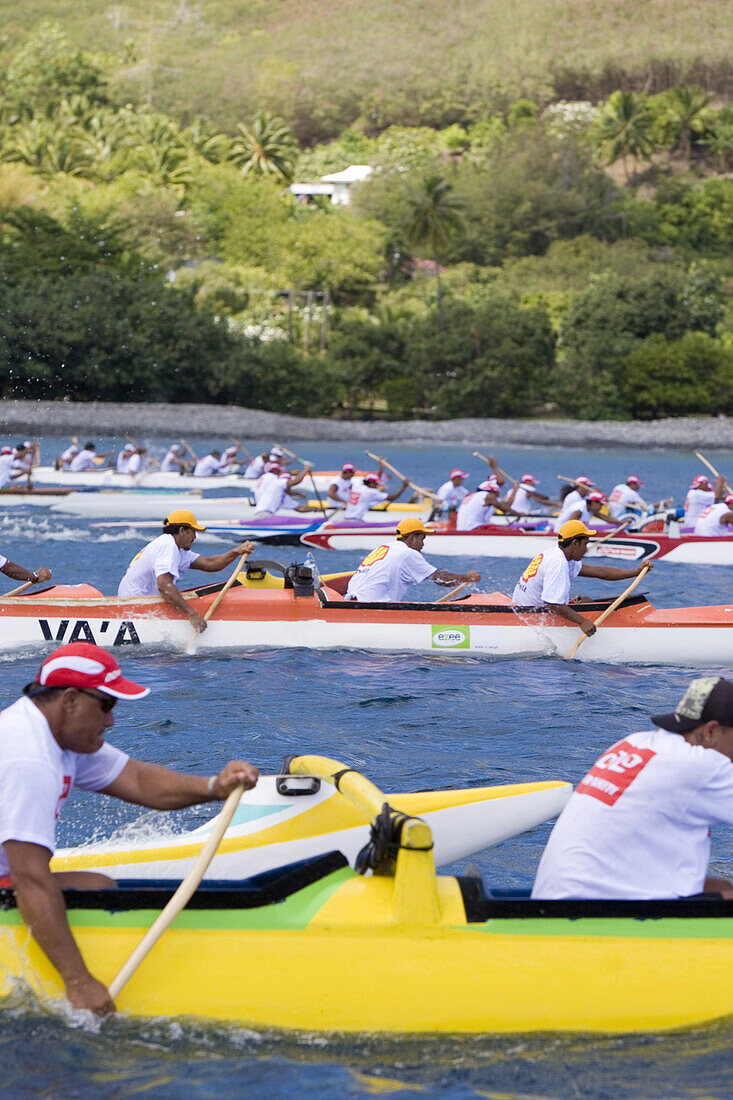 Männer in Kanus beim Paddeln, Ua Pou, Marquesas, Polynesien, Ozeanien