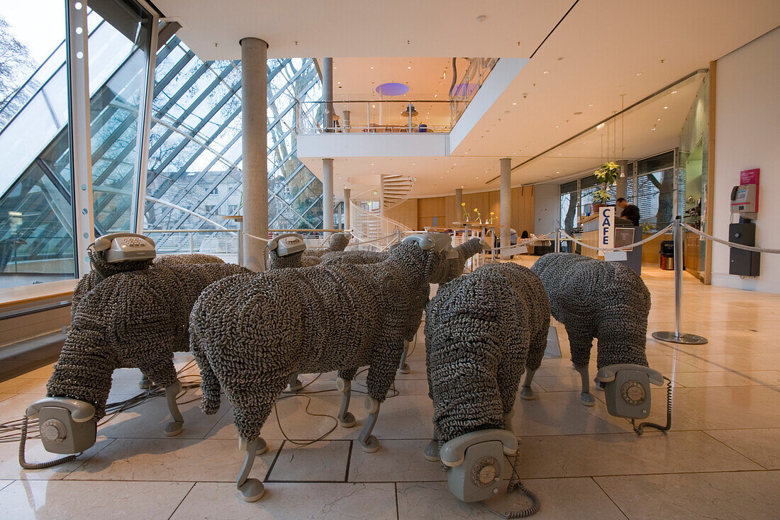 Museum für Kommunikation, Kunstwerk mit Schafen (Künstler: Jean Luc Cornet), Frankfurt, Hessen, Deutschland, Europa