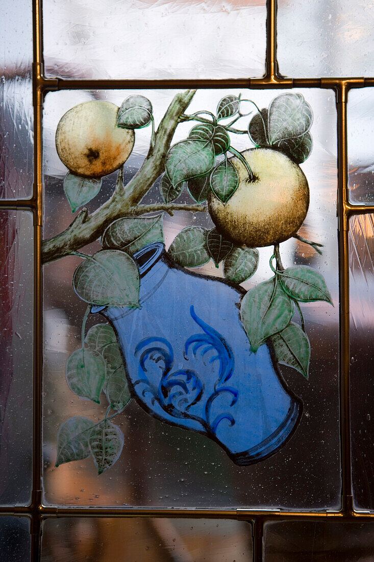 Glasfenster mit Apfelwein Bembel in Restaurant und Äppler Kneipe Zum Gemalten Haus in Sachsenhausen, Frankfurt, Hessen, Deutschland, Europa