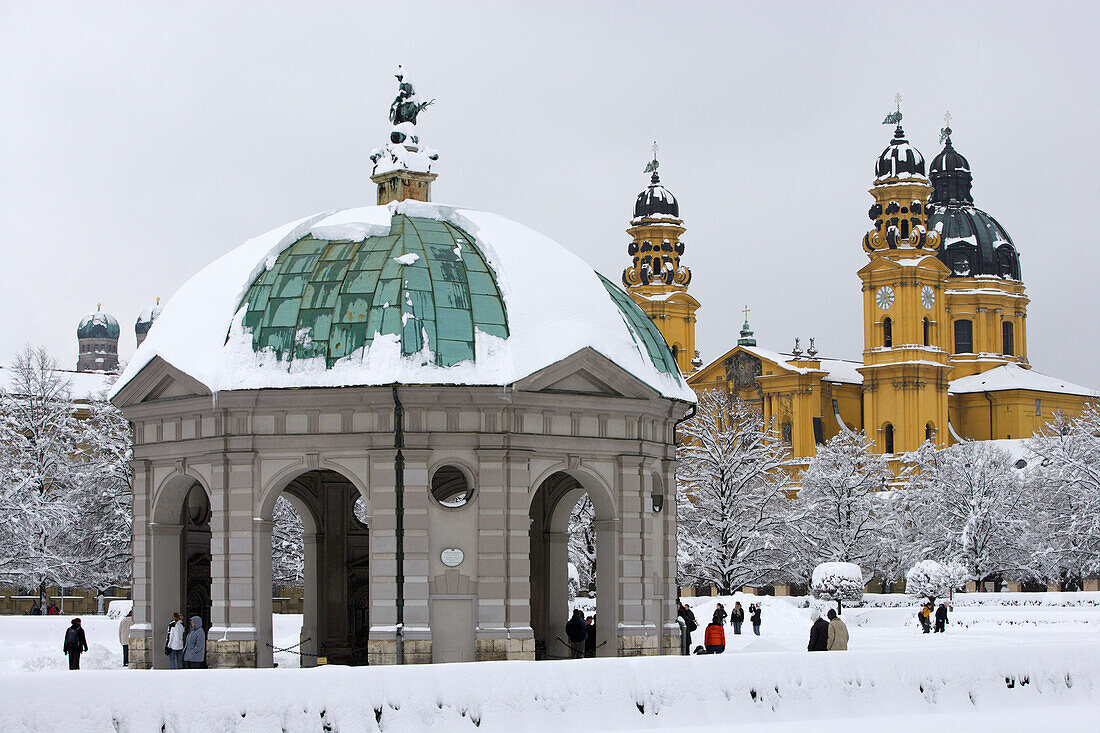 Pavillon im Hofgarten an einem Wintertag, im Hintergrund die Kuppeln der Frauenkirche und die gelbe Theatinerkirche, München, Bayern, Deutschland