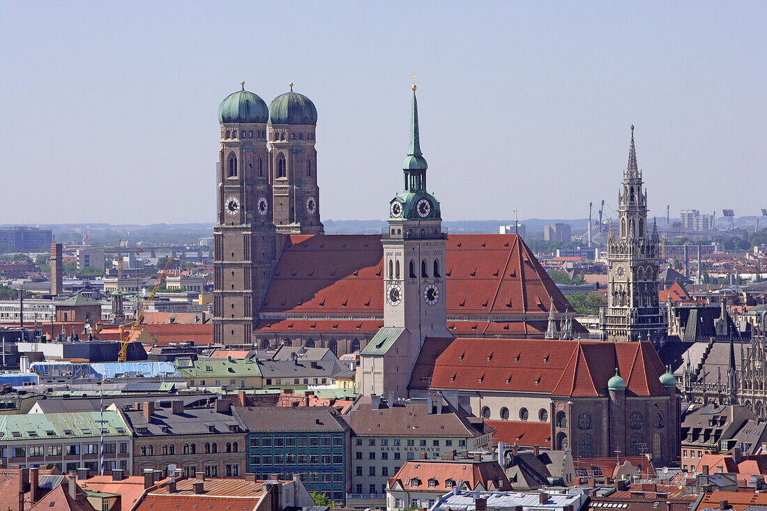 Stadtzentrum von München mit den Türmen von Frauenkirche, Alter Peter und des Neuen Rathaus, München, Bayern, Deutschland