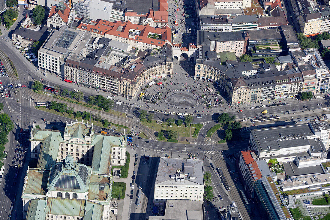 Luftaufnahme vom Karlsplatz mit dem Neuhauser Tor und dem Justizpalast, München, Bayern, Deutschland