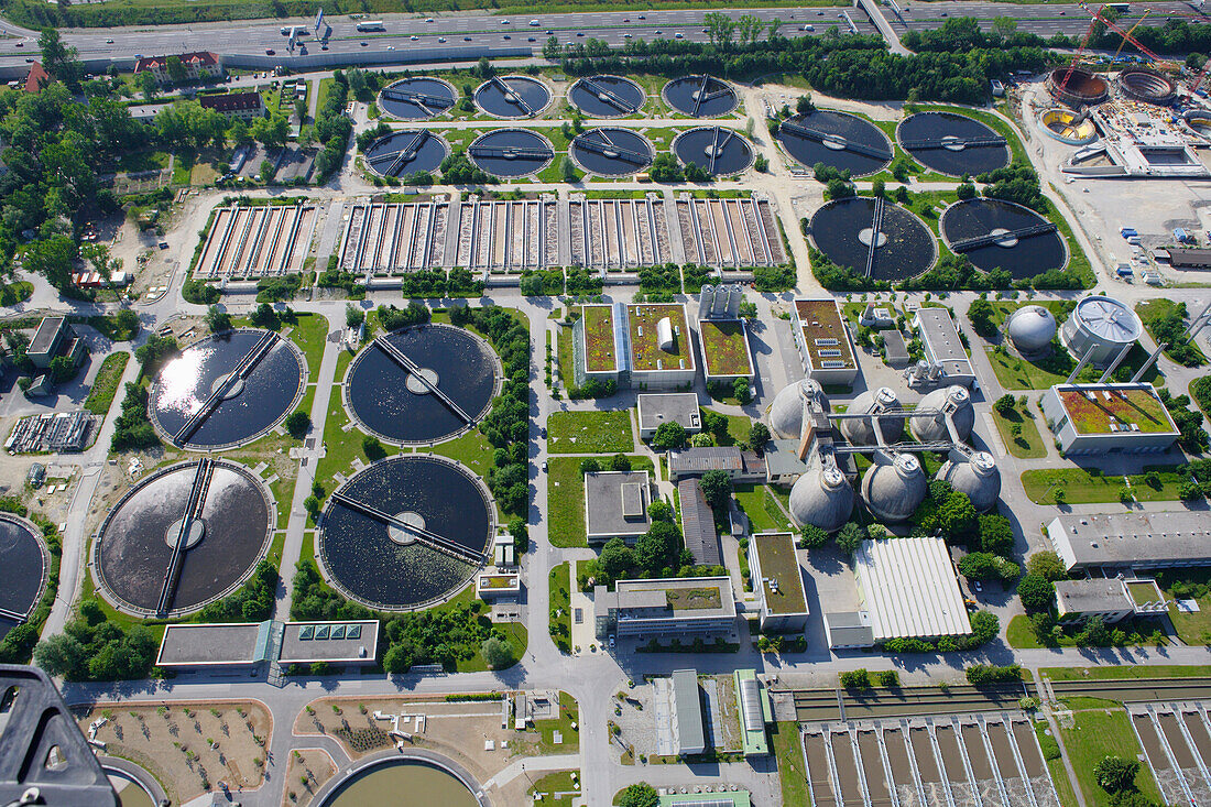 Luftaufnahme des Klärwerk Fröttmaning der Stadtwerke München, Bayern, Deutschland