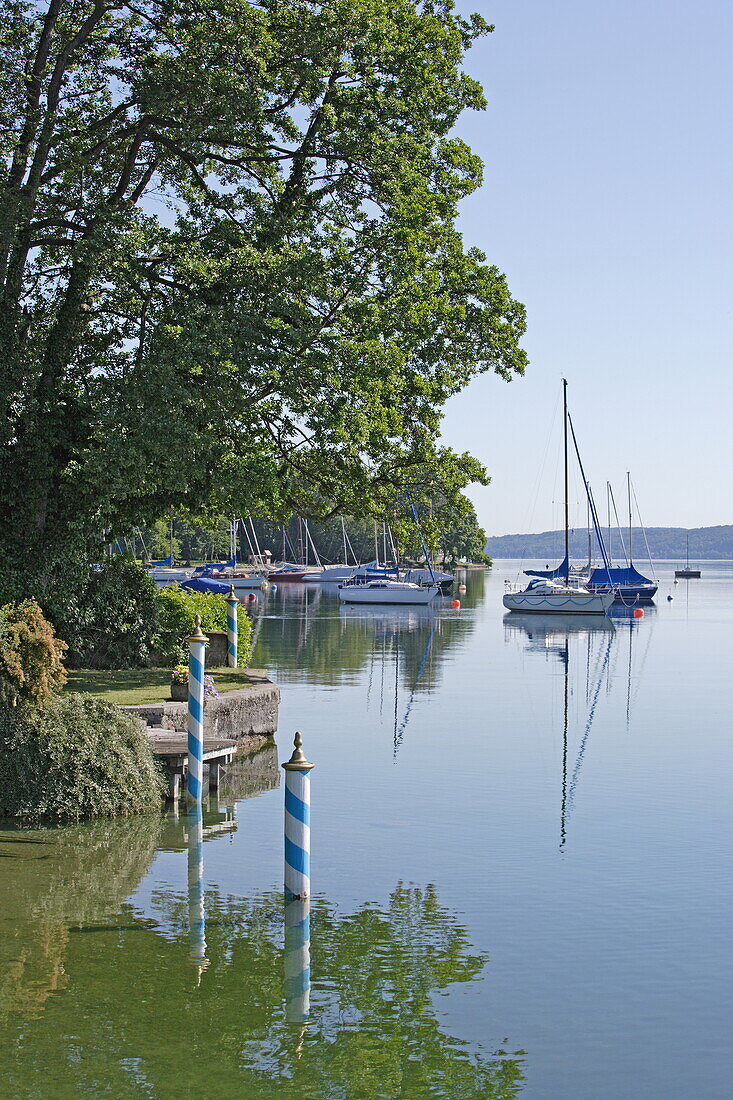 Boote ankern in Ufernähe auf dem Starnberger See, Tutzing, Bayern, Deutschland