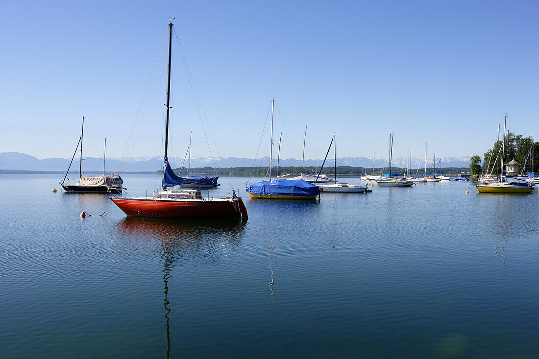 Segelboote ankern auf dem Starnberger See, Tutzing, Bayern, Deutschland