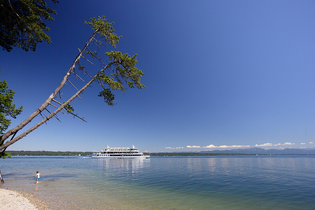 Blick über den Starnberger See auf ein Ausflugsschiff, Tutzing, Bayern, Deutschland