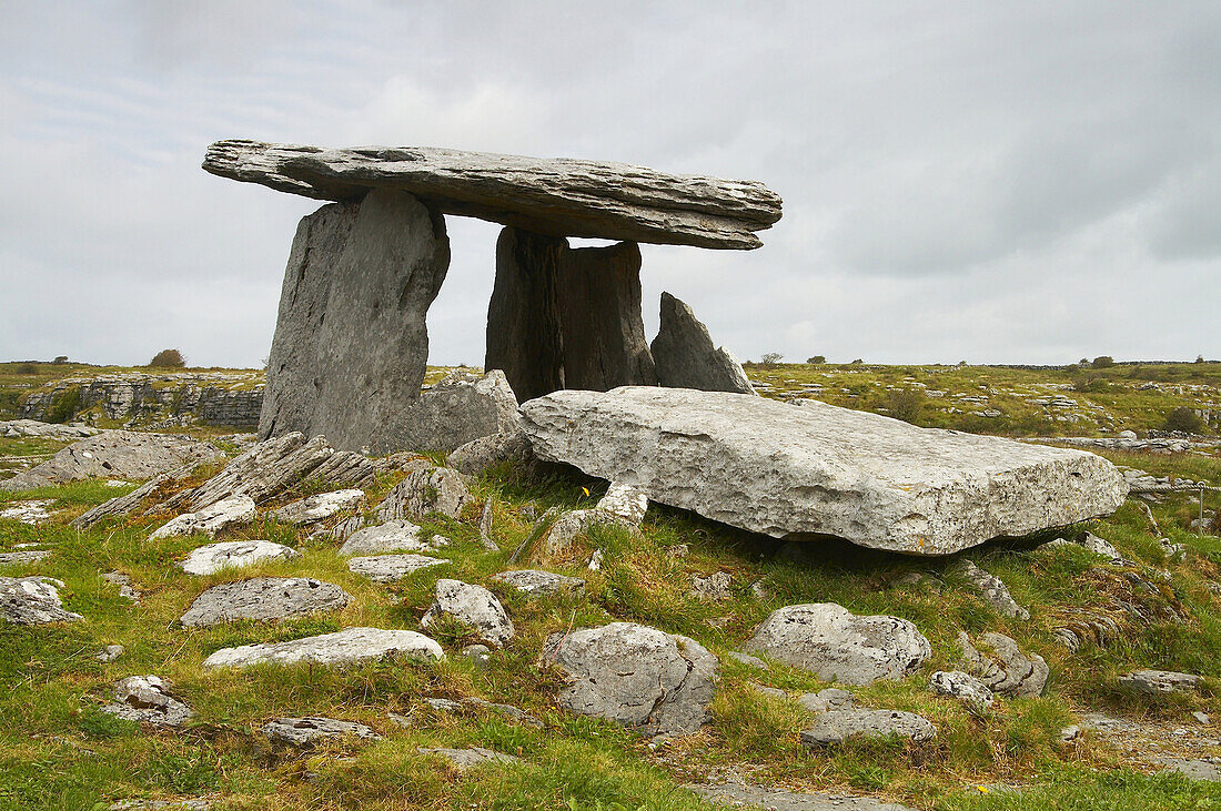 Außenaufnahme, The Burren: Poulnabrone Dolmen, County Clare, Irland, Europa