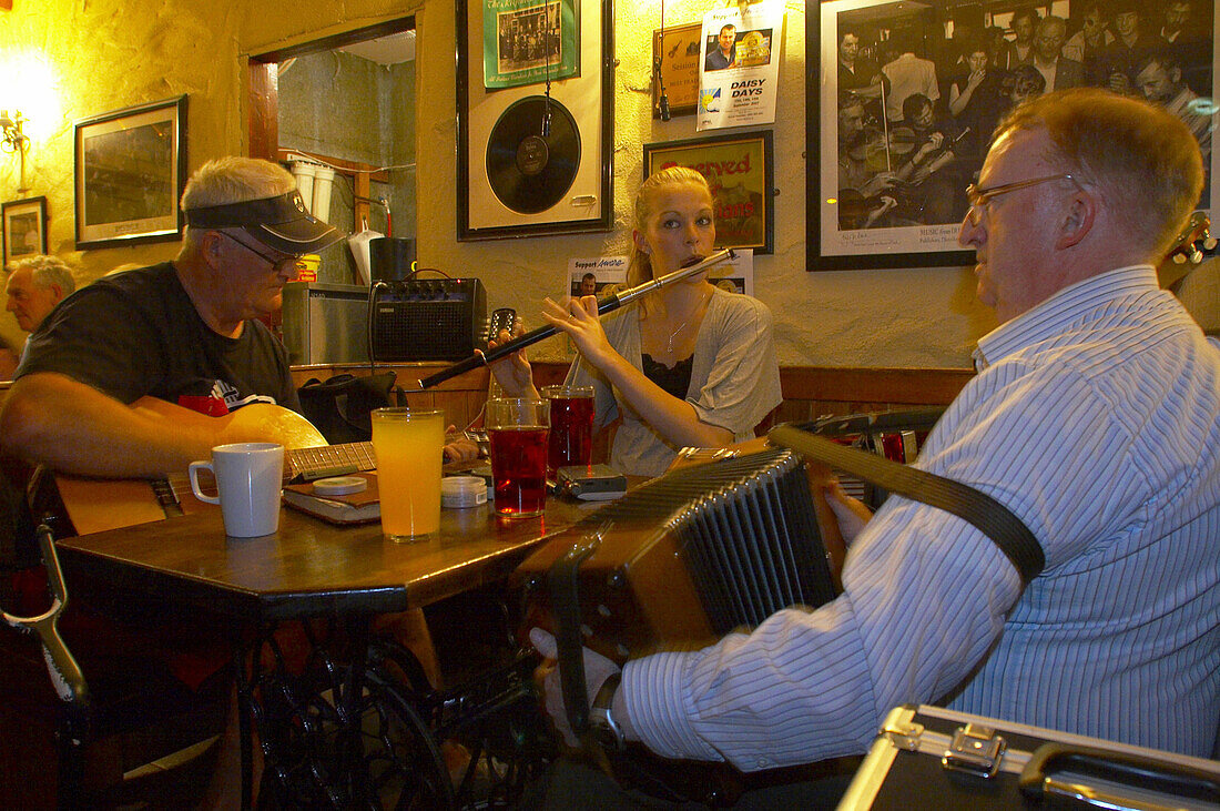 Inenaufnahme, Irische Musiker in O'Connor's Pub in Doolin, County Clare, Irland, Europa