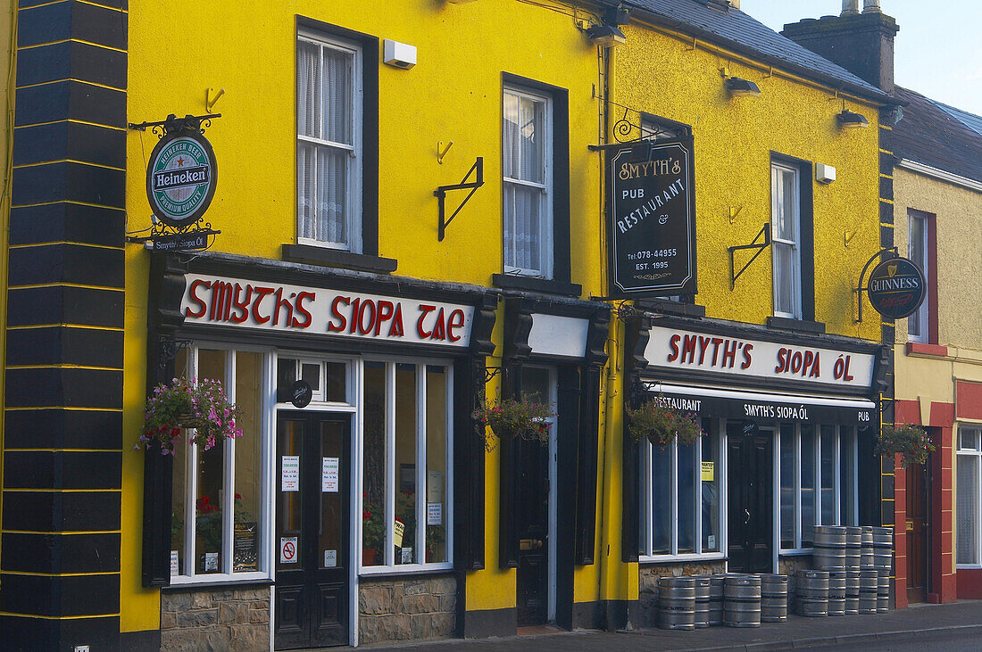 Außenaufnahme, Shannon & Erne Waterway, Kneipe mit Fässern am Morgen, Ballinamore, County Leitrim, Irland, Europa