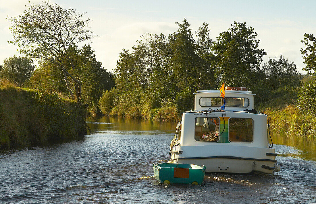 Außenaufnahme, mit dem Hausboot auf dem Shannon & Erne Waterway,  County Leitrim, Irland, Europa